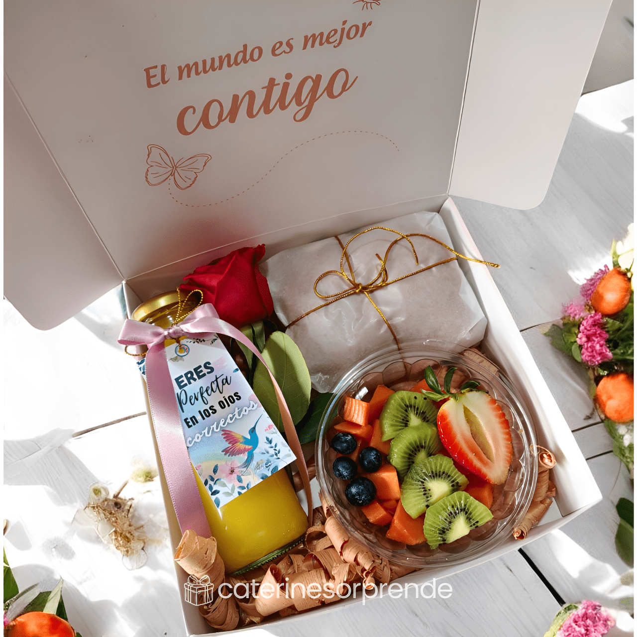 UN DETALLE Y UNA ROSA